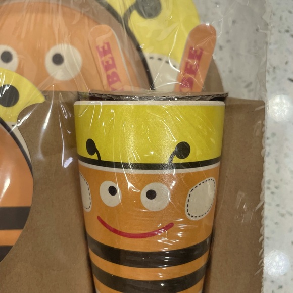 3/$20 Bamboo Ware Kids Dinnerwear Bumblebee Design, Eco-Friendly,Dishwasher safe - Picture 8 of 14